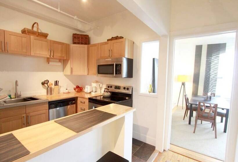 جناح سوبيريور, The Haus On Mirror Lake