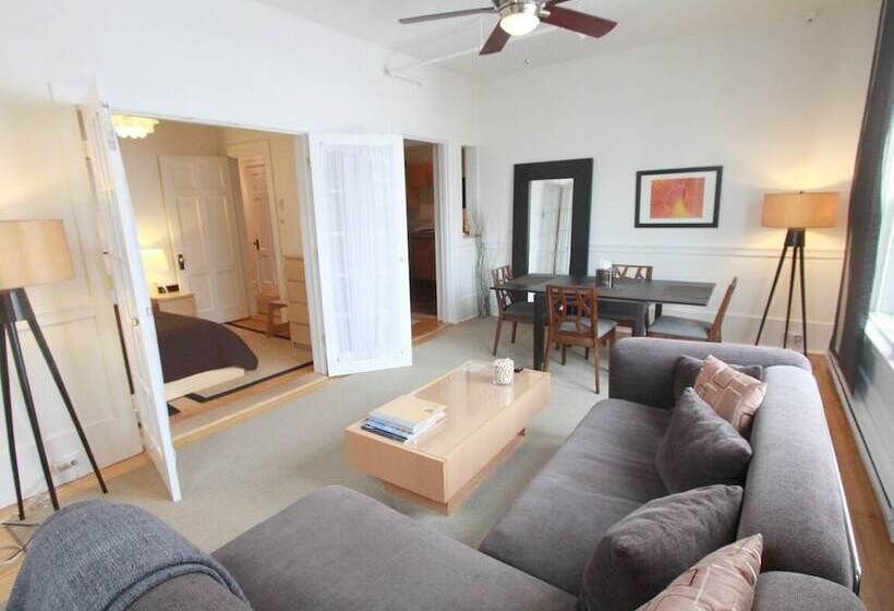 جناح سوبيريور, The Haus On Mirror Lake