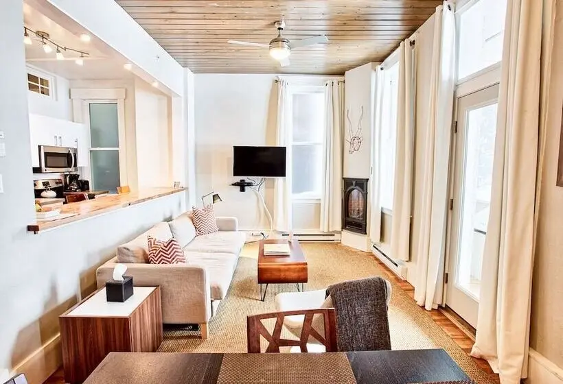 スーペリアの４人部屋, The Haus On Mirror Lake