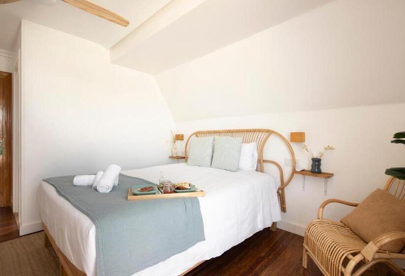 海景标准间带阳台, Far Out Inn