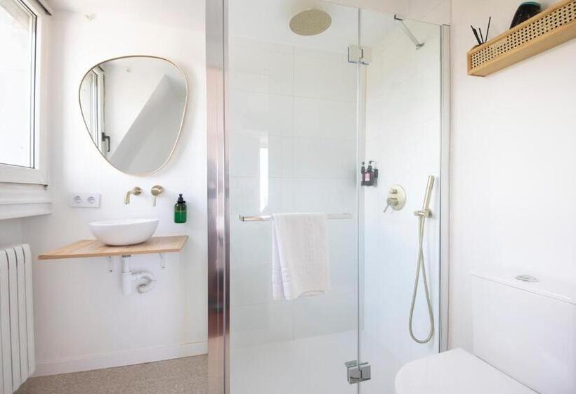 标准间, Far Out Inn