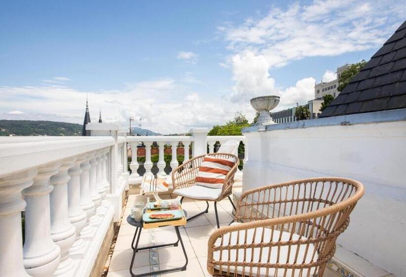 标准间, Far Out Inn