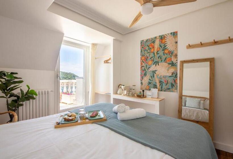 海景标准间带阳台, Far Out Inn