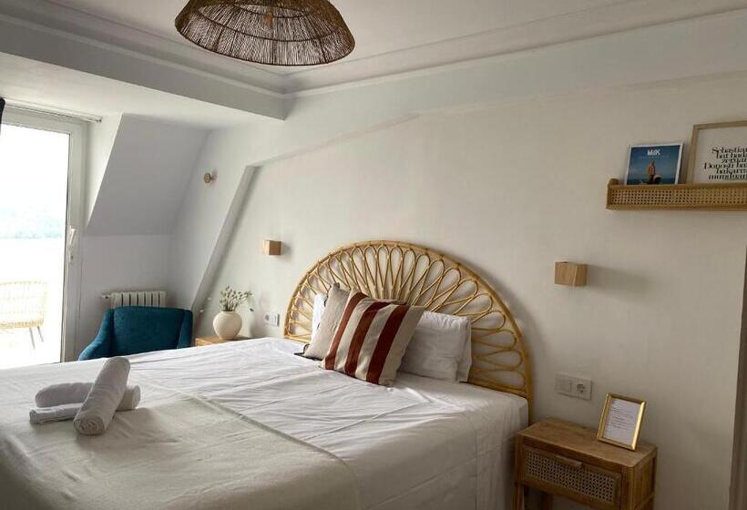 海景标准间带阳台, Far Out Inn