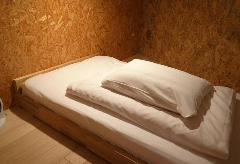 共用房间的床, Kawaramachi Domitory