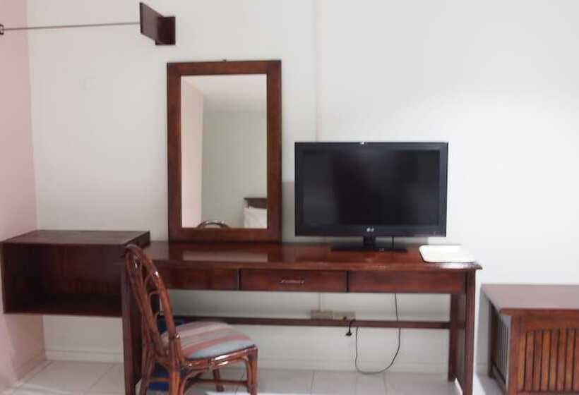 חדר משפחתי, Sunday Hostel