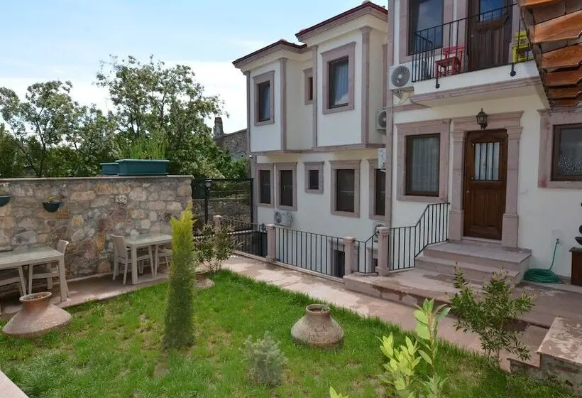 Perhehuone, Hayriye Hanim Ege