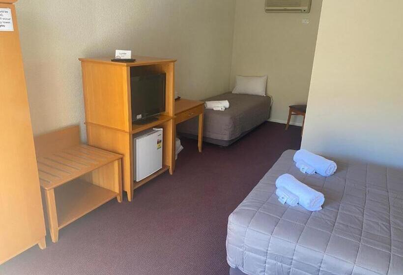 إستوديو قياسى سرير ملكى, Nightcap At Horse & Jockey Hotel Warwick