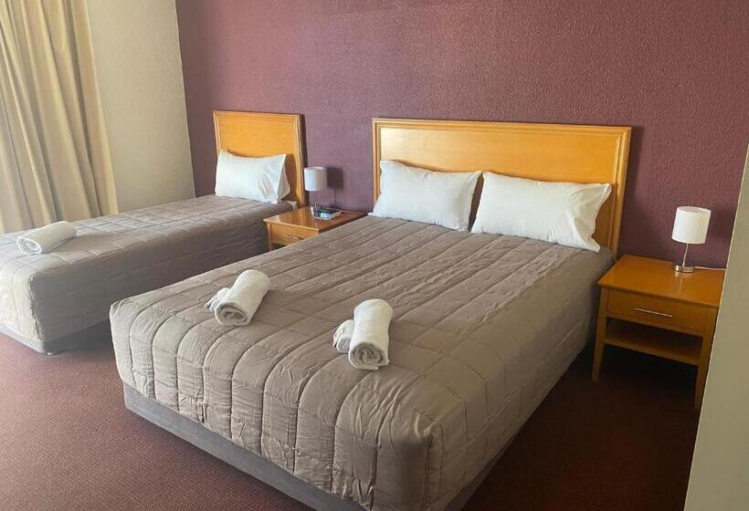 إستوديو قياسى سرير ملكى, Nightcap At Horse & Jockey Hotel Warwick