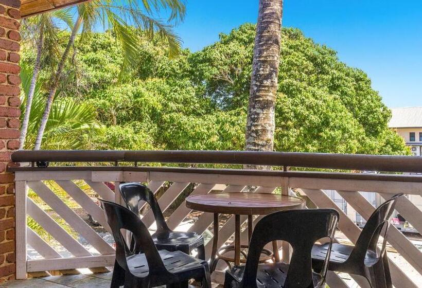 ルームシェアのワンベッド, Aquarius Backpackers Resort