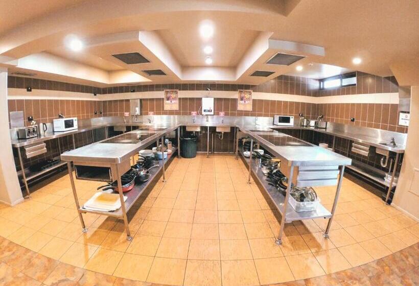 ルームシェアのワンベッド, Aquarius Backpackers Resort