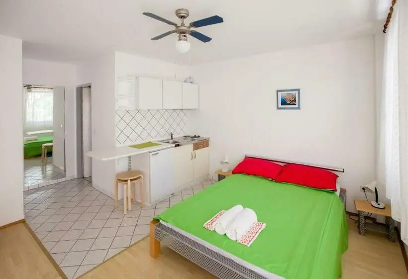 استودیو استاندارد با بالکن, Friendly People's Guest House