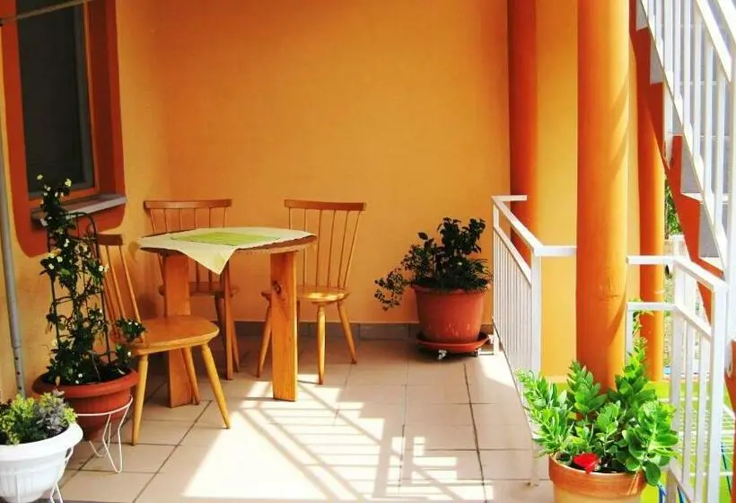 استودیو استاندارد با بالکن, Friendly People's Guest House
