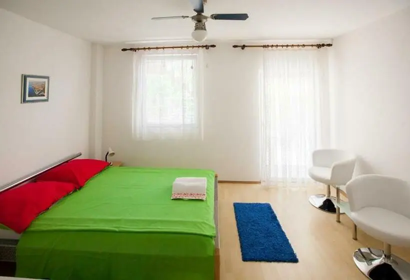 استودیو استاندارد با بالکن, Friendly People's Guest House