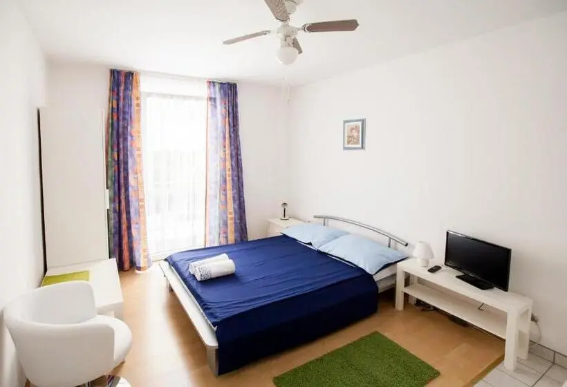 استودیو استاندارد با چشمانداز باغ, Friendly People's Guest House