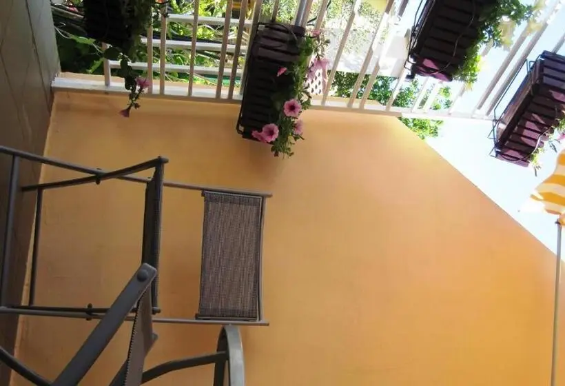 استودیو استاندارد با چشمانداز باغ, Friendly People's Guest House