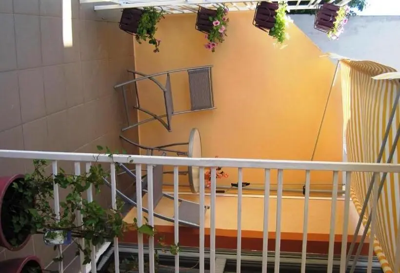 استودیو استاندارد با چشمانداز باغ, Friendly People's Guest House