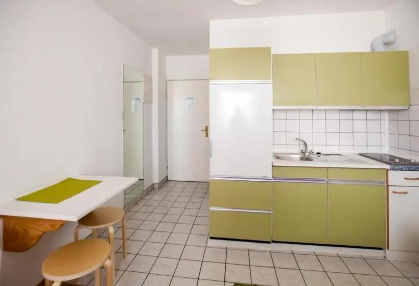 استودیوی استاندارد, Friendly People's Guest House