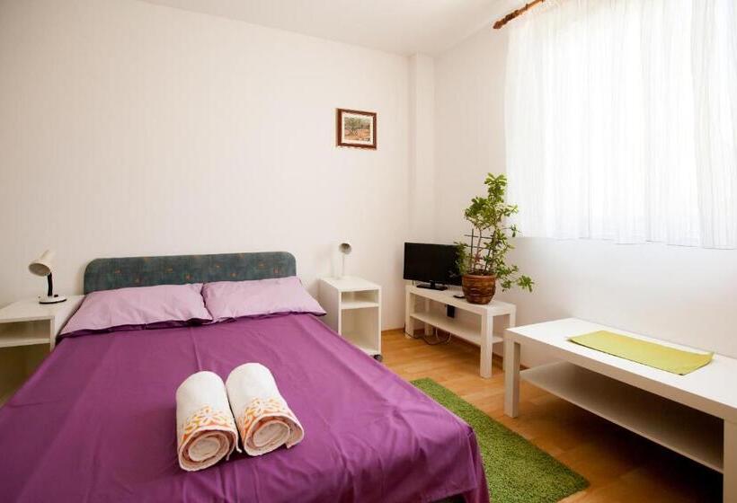 スタンダードスタジオ, Friendly People's Guest House