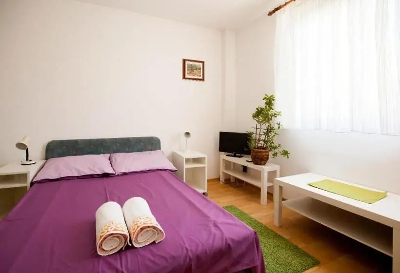 استودیوی استاندارد, Friendly People's Guest House