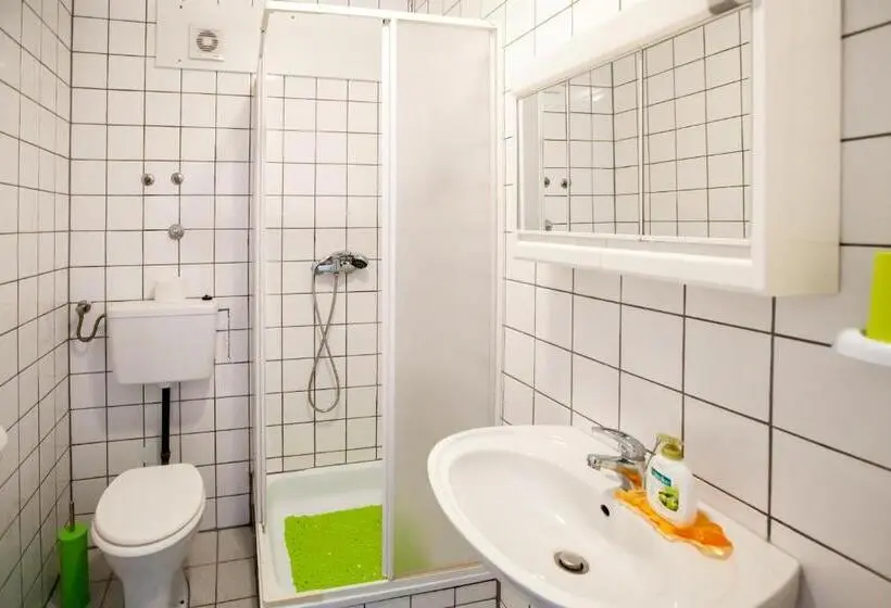 استودیوی استاندارد, Friendly People's Guest House