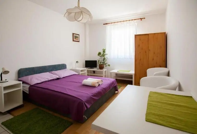 استودیوی استاندارد, Friendly People's Guest House