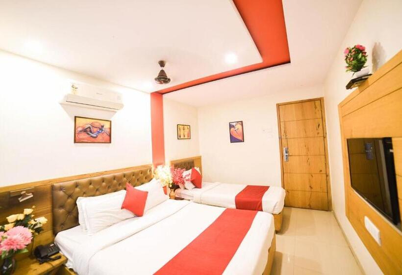 اتاق لوکس سه تخته, Grandeur Near Mumbai International Airport