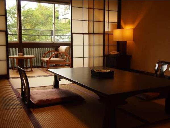 غرفة قياسية, Kameya Ean