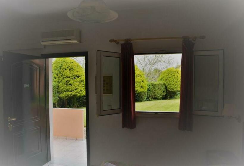스탠다드 스튜디오, Oula Maisonettes