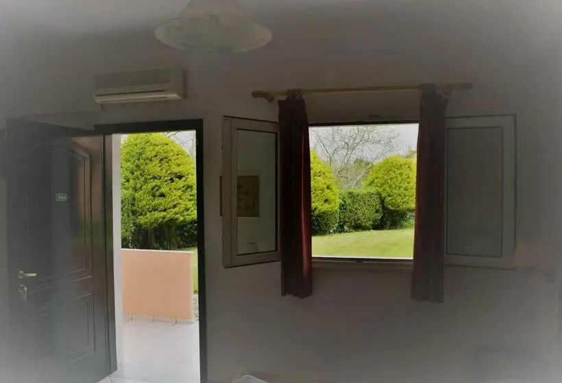 Standard-studio, Oula Maisonettes