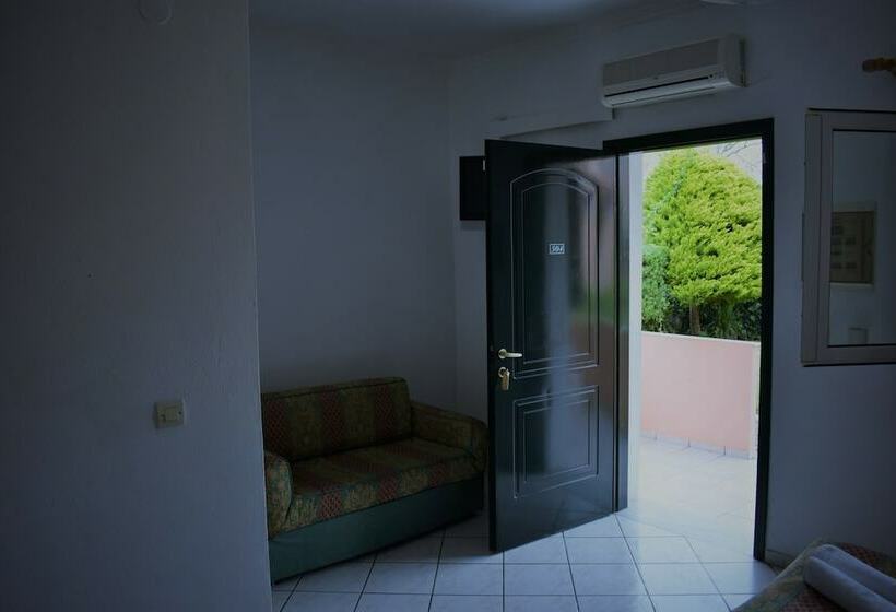 스탠다드 스튜디오, Oula Maisonettes