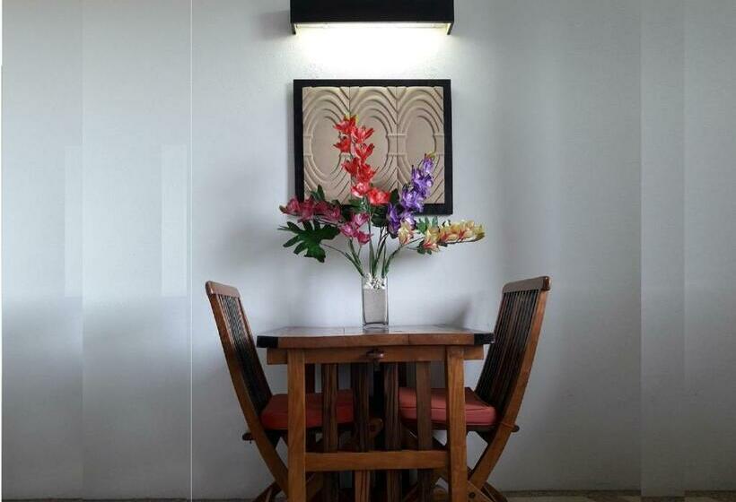 سوییت با چشمانداز استخر, Out Of The Blue Resort