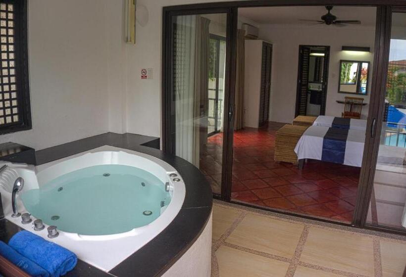 سوییت با چشمانداز استخر, Out Of The Blue Resort