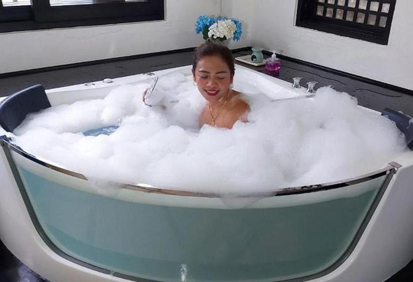 سوییت با چشمانداز استخر, Out Of The Blue Resort