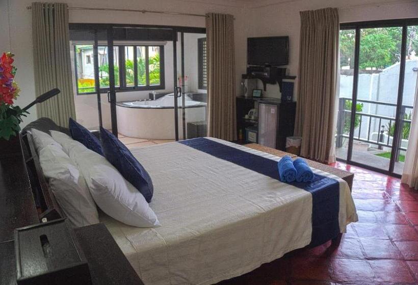 سوییت با چشمانداز استخر, Out Of The Blue Resort