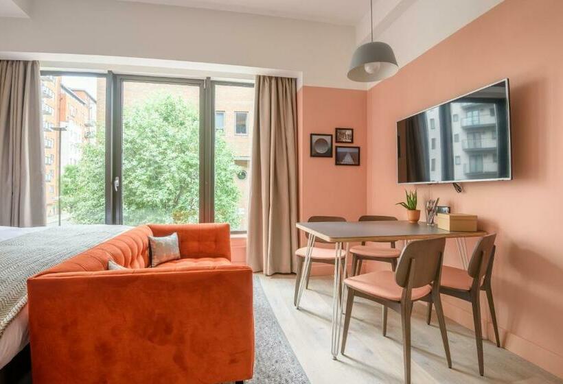 标准工作室, Room2 Southampton Hometel