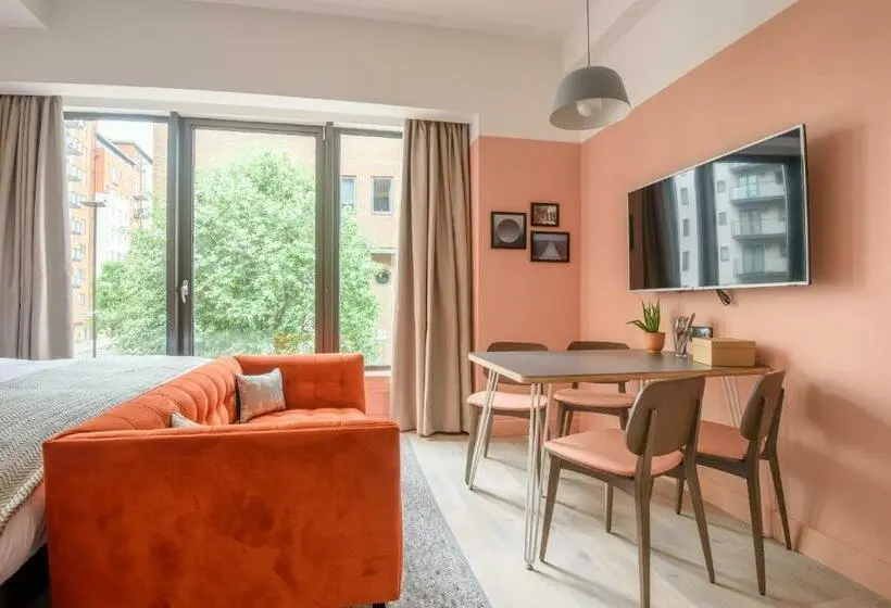 استودیوی استاندارد, Room2 Southampton Hometel