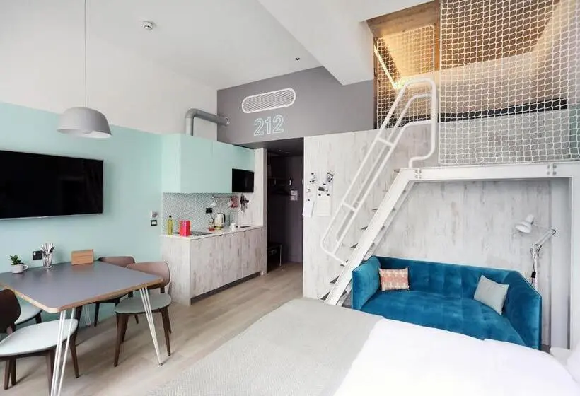 اتاق استاندارد با اتاق نشیمن, Room2 Southampton Hometel