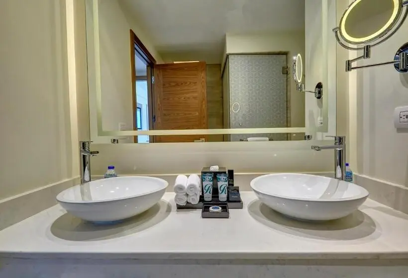 سوئیت جونیور دلوکس با چشمانداز, Royalton Antigua, An Autograph Collection All Inclusive Resort