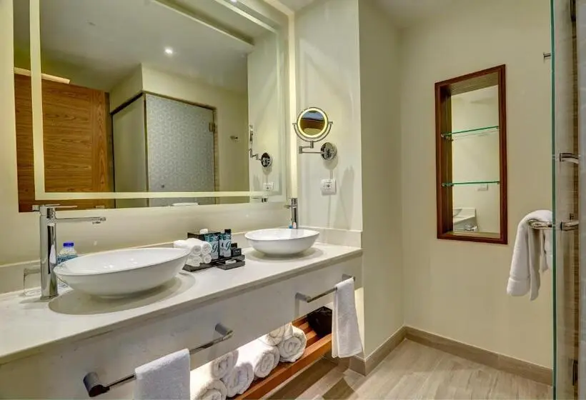 سوئیت جونیور دلوکس با چشمانداز, Royalton Antigua, An Autograph Collection All Inclusive Resort