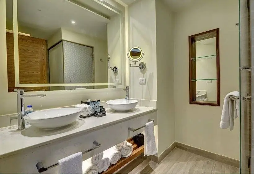 سوئیت جونیور دلوکس با چشمانداز, Royalton Antigua, An Autograph Collection All Inclusive Resort