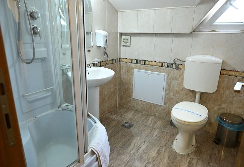 اتاق ساده سه‌ نفره, Harmonija