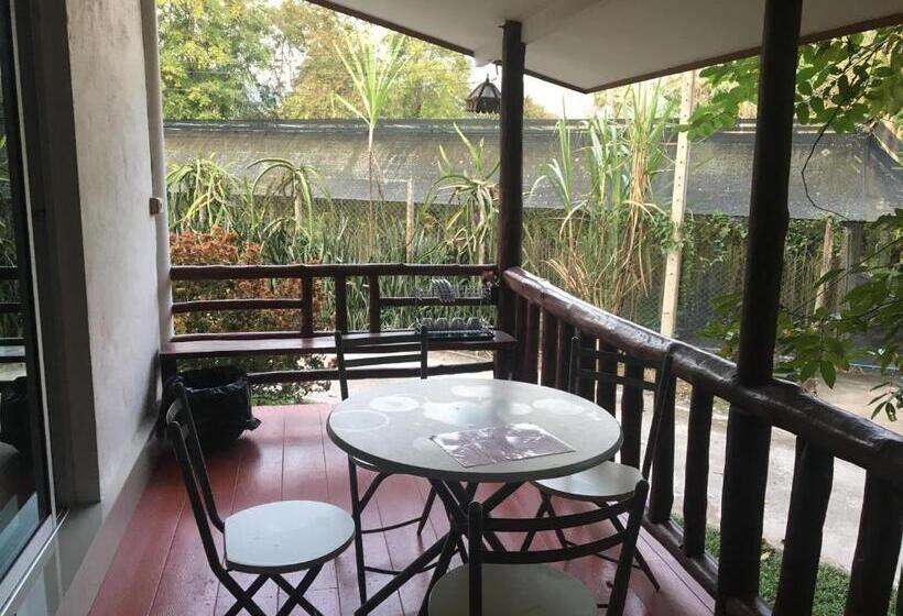 带阳台标准四人间, Lunda Orchid Resort