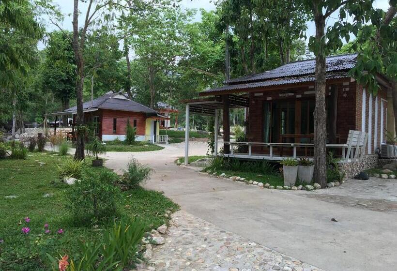 带景观的三人标准房间, Lunda Orchid Resort