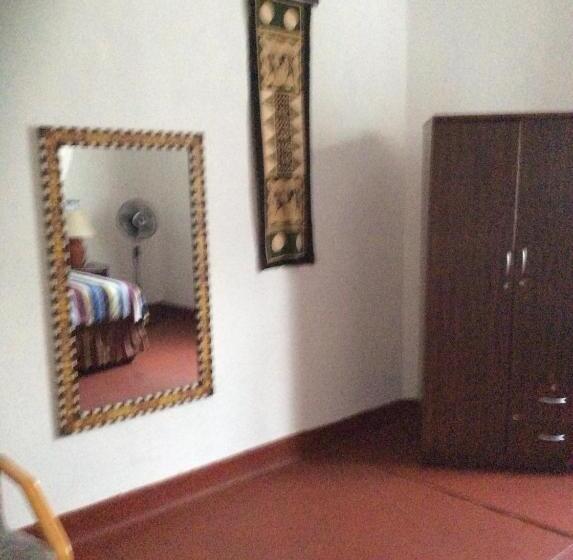 اتاق استاندارد با سرویس بهداشتی مشترک, Tabonina Bis