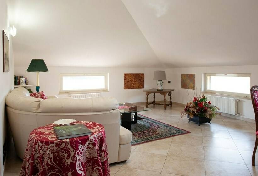 آپارتمان 2 خوابه, L Insolita Reggia