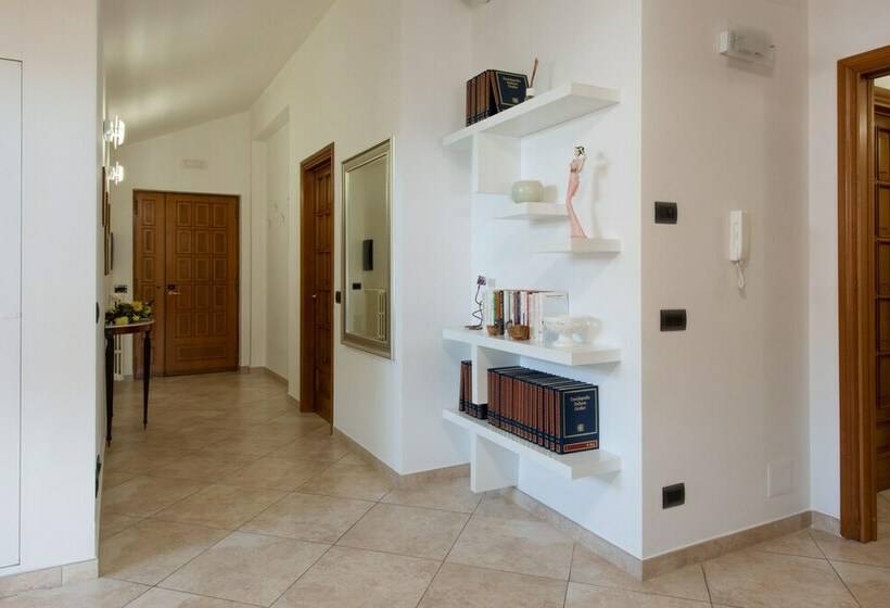 آپارتمان 2 خوابه, L Insolita Reggia