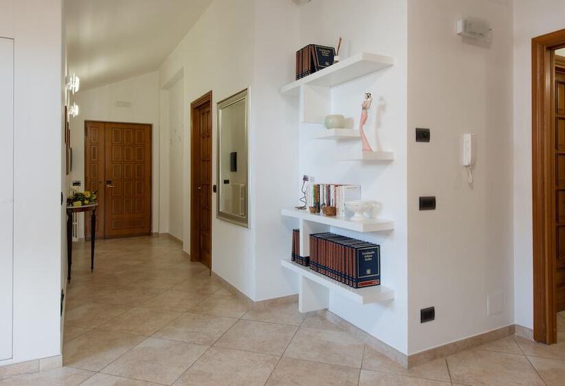 آپارتمان 2 خوابه, L Insolita Reggia