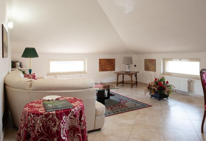 آپارتمان 2 خوابه, L Insolita Reggia