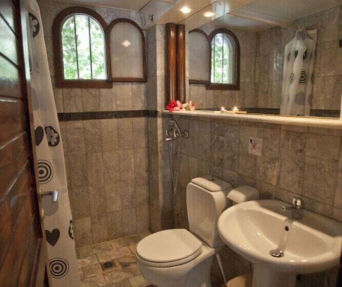 חדר סטודיו סטנדרד, Damnoni Paradise